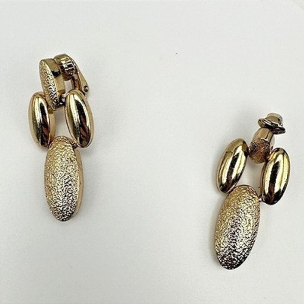 Vintage 80s 90s Gold Tone Textured Oval Drop Clip On Earrings‎ Fashion Jewelry